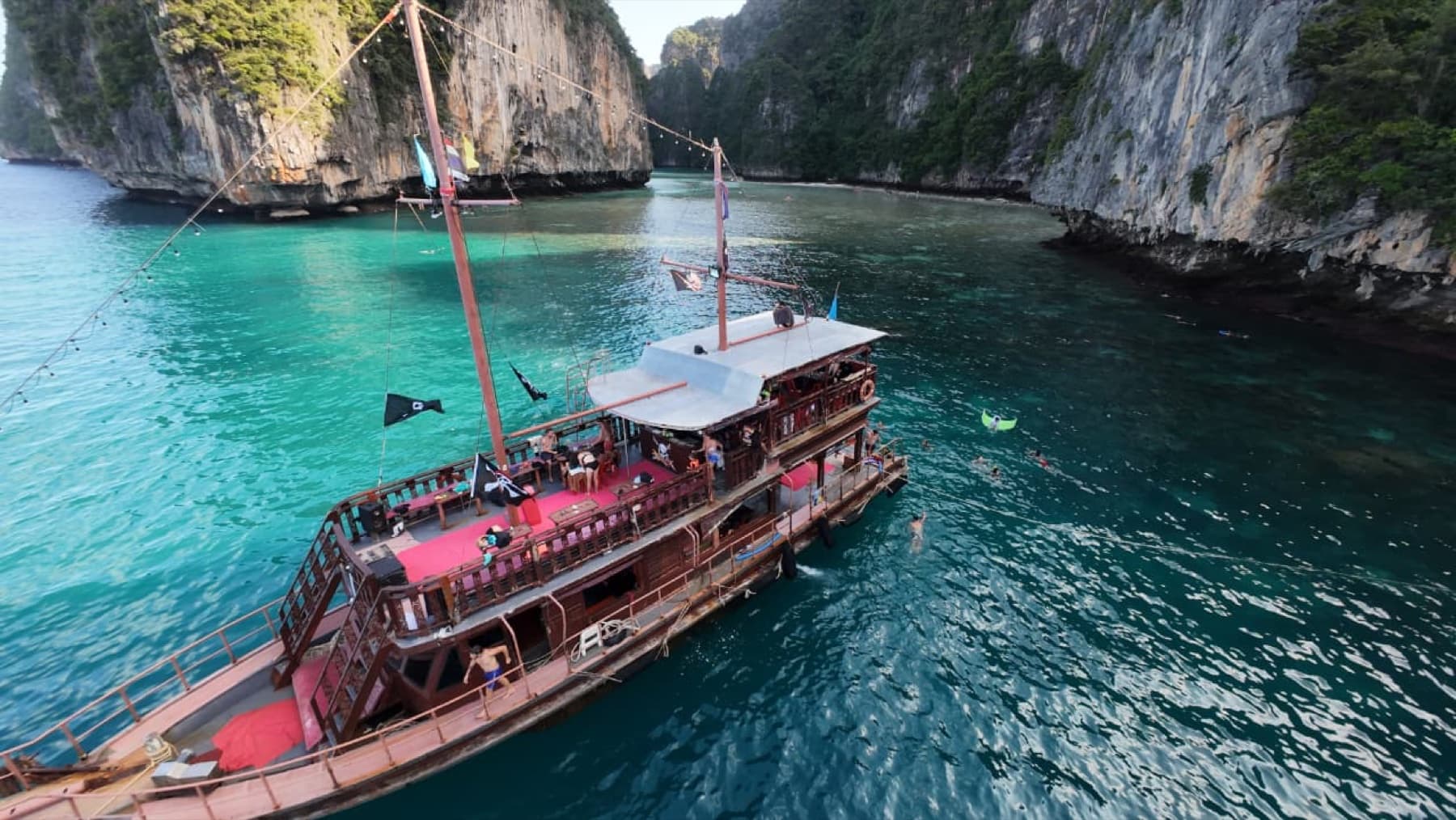 Pirate Ship — Koh Phi Phi (musical ambiance)